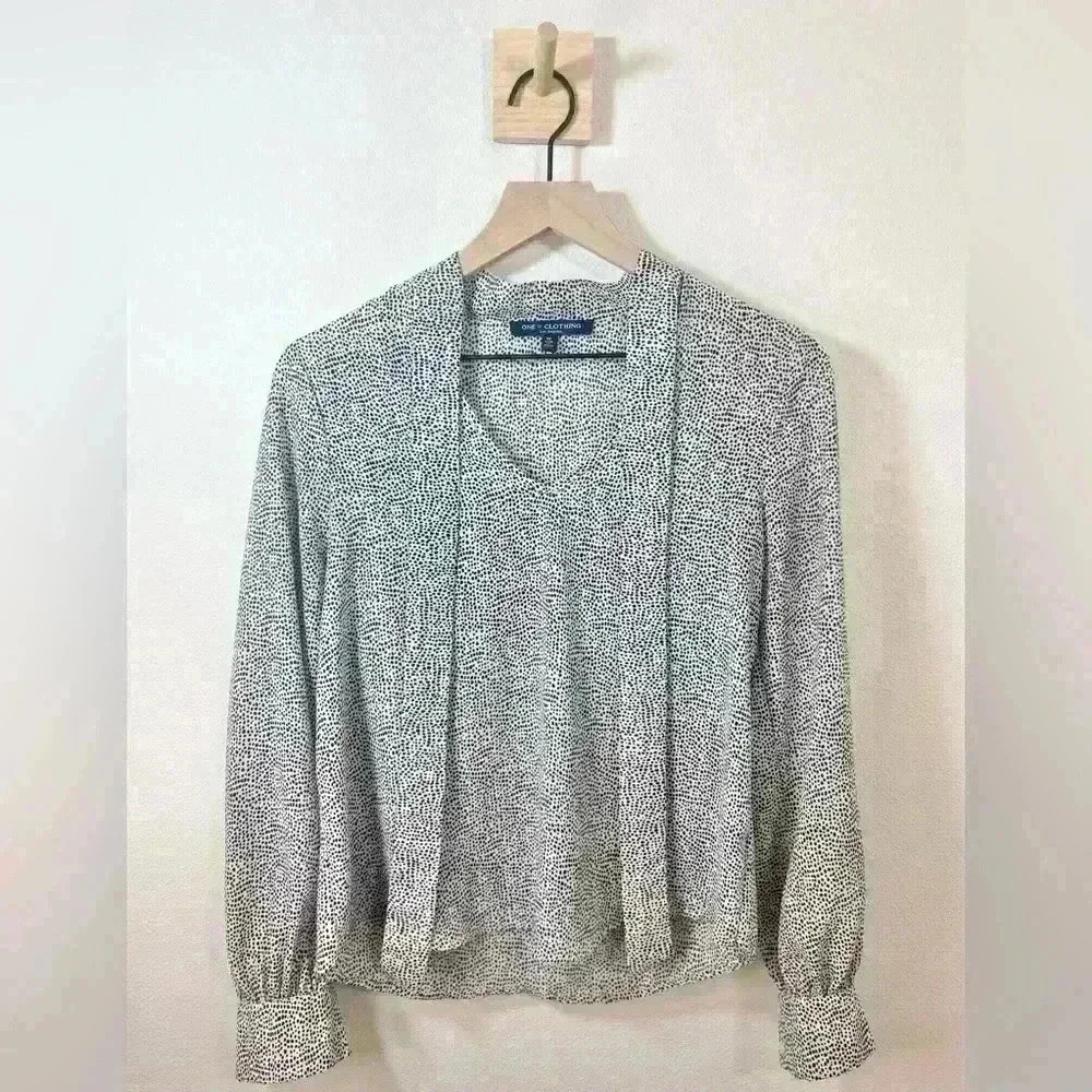 ONE ❤️ CLOTHING Los Angeles Blouse with sweet details • Size Small